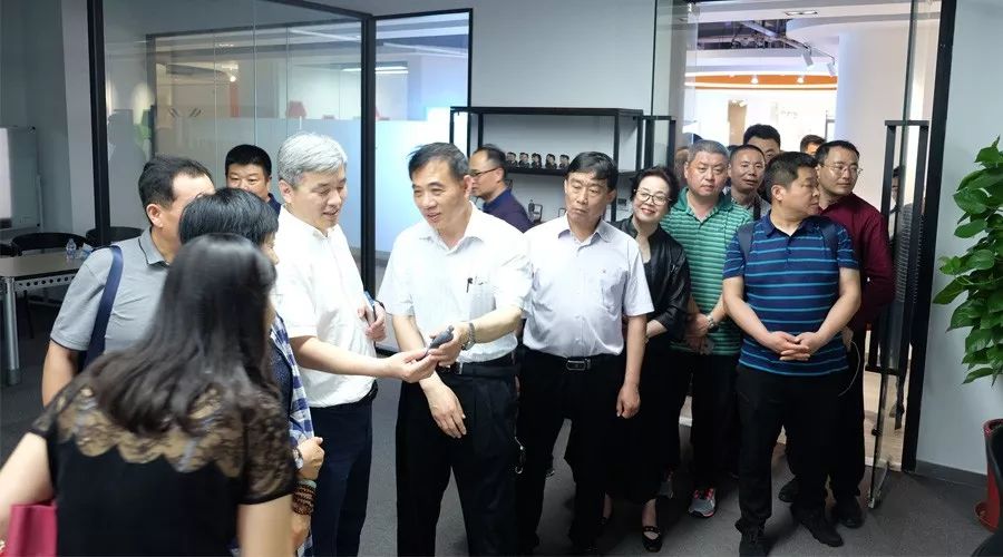 淄博工商联及驻沪办薛主任一行莅临移动智地参观考察