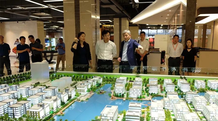 西安高新区钟书记一行莅临移动智地参观考察