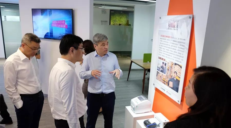 西安高新区钟书记一行莅临移动智地参观考察