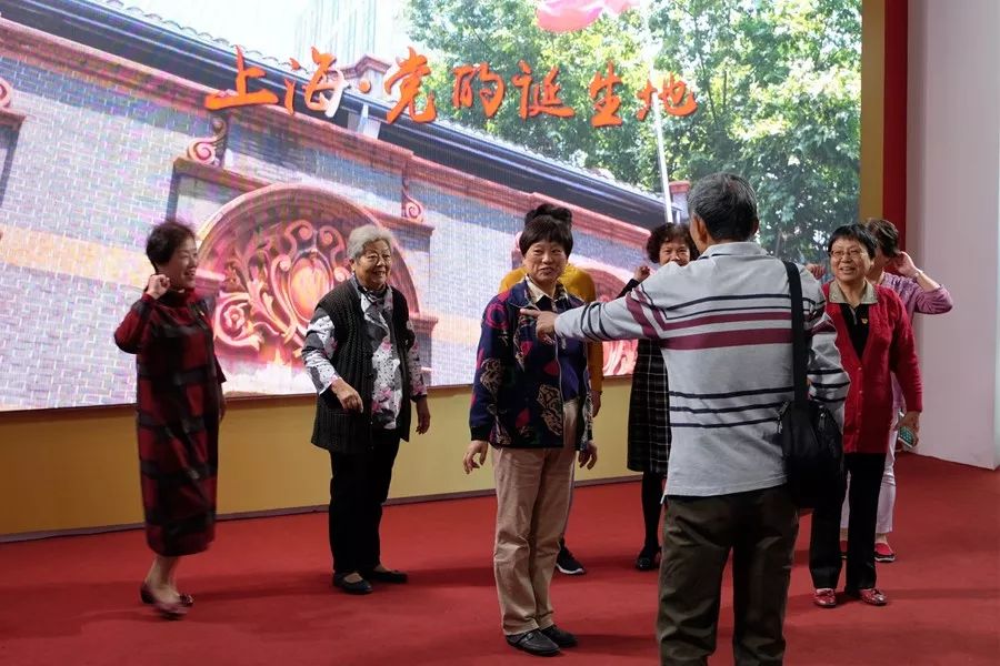 “勇立潮头——上海市庆祝改革开放40周年”主题展览参观
