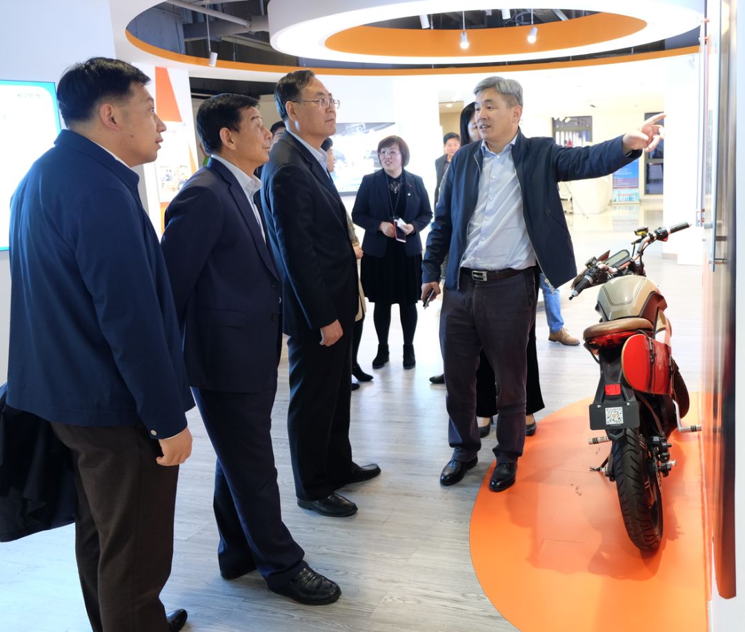 青岛市委常委、统战部部长王久军一行莅临移动智地参观考察