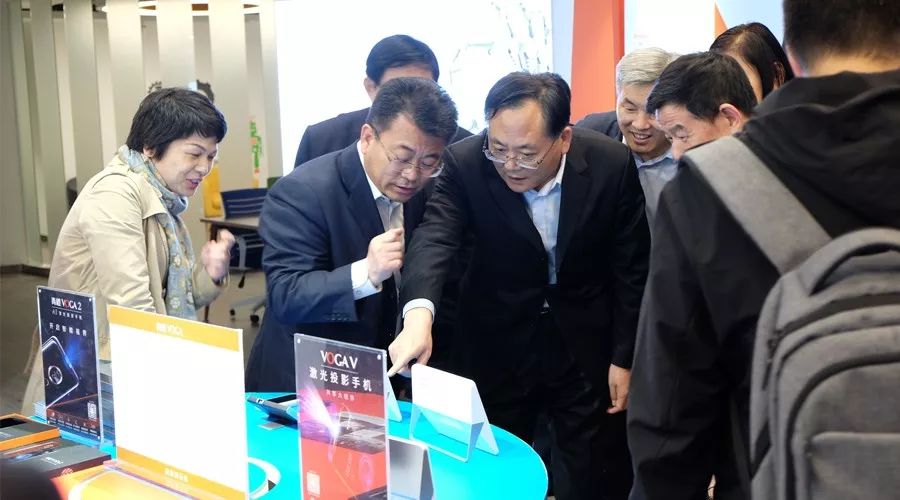 青岛市委常委、统战部部长王久军一行莅临移动智地参观考察