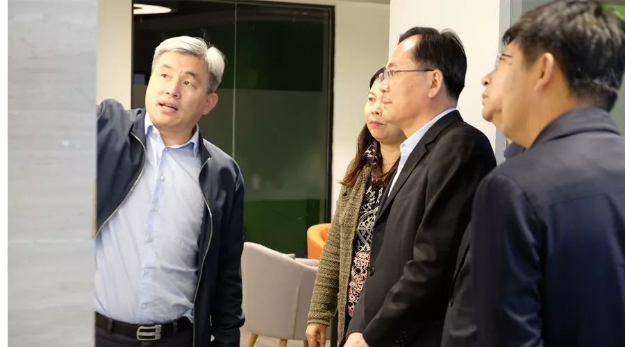 青岛市委常委、统战部部长王久军一行莅临移动智地参观考察